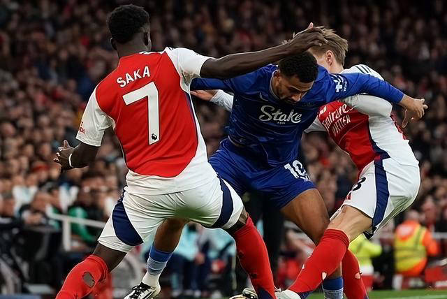 稳得可怕！胡金秋9中8高效拿下19分5板1帽 第三节10分（稳如磐石！胡金秋9投8中高效砍下19分5篮板1盖帽，第三节独得10分）