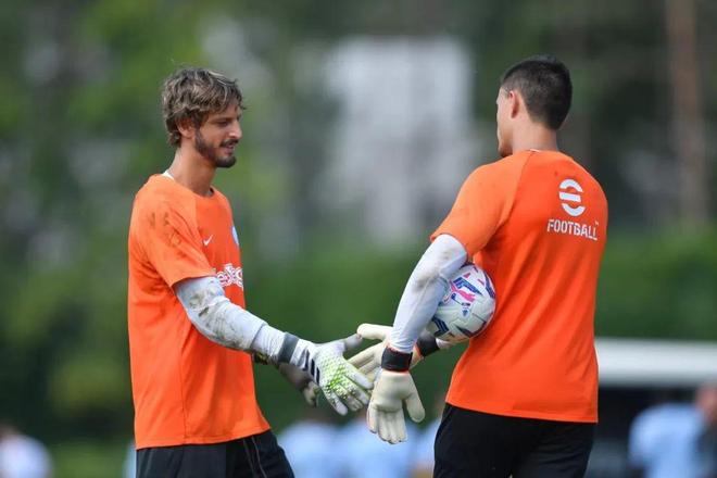 囧叔向裁判施压后染红，罗基：容忍这种行为问题会越来越严重（囧叔施压裁判遭红牌，罗基警告：若继续纵容，问题只会恶化）