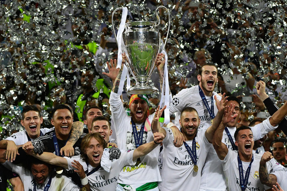 飞起来了！美国高中球员这波操作太秀了！（起飞！美国高中球员这一波神操作震撼全场）