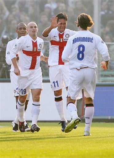 活久见，阿根廷杯决赛独立队主帅用脚绊倒对手拖延时间被罚下（阿根廷杯决赛罕见一幕：独立队主帅为拖时间伸脚绊人遭罚下）