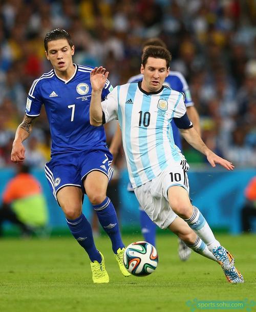 意媒：新星伊万-马耶首次入选一线队，他在国米的未来计划中（意媒：小将伊万-马耶首次进入一线队，已被纳入国米未来规划）