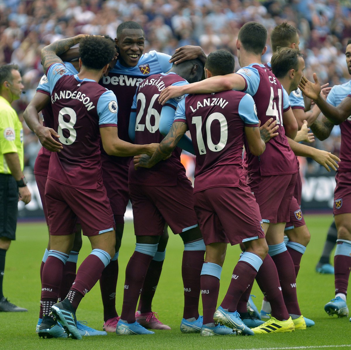 U21女排世锦赛：中国女排强势晋级，与美国队的巅峰对决锁定小组第一（U21女排世锦赛：中国女排强势晋级，与美国巅峰相遇锁定小组头名）